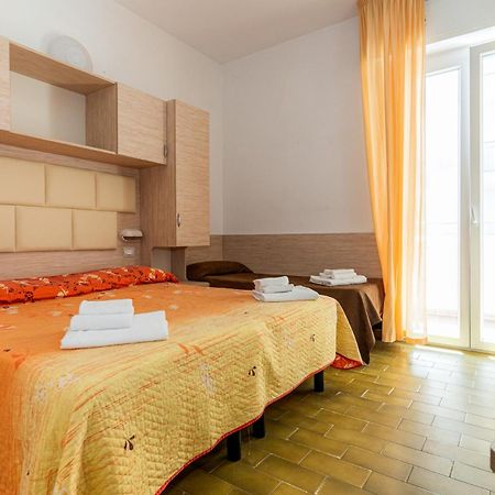 Hotel Croce Del Sud Римини Екстериор снимка