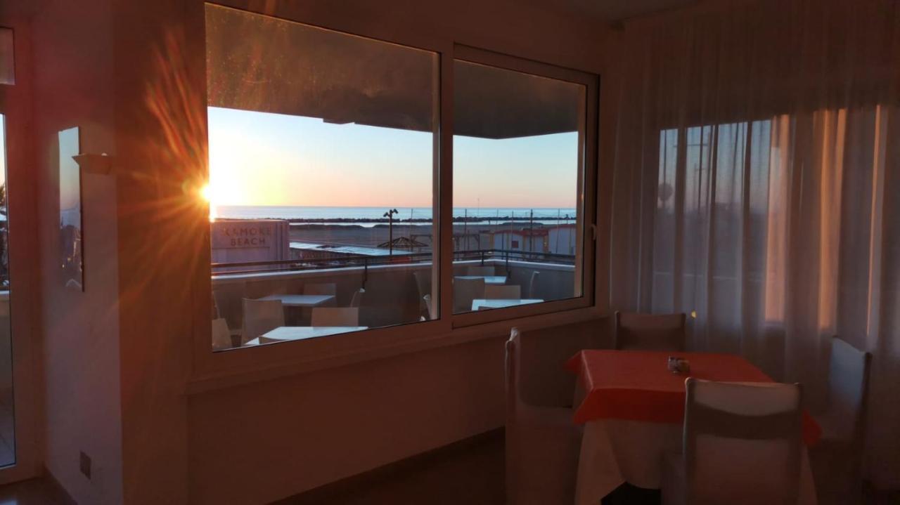 Hotel Croce Del Sud Римини Екстериор снимка