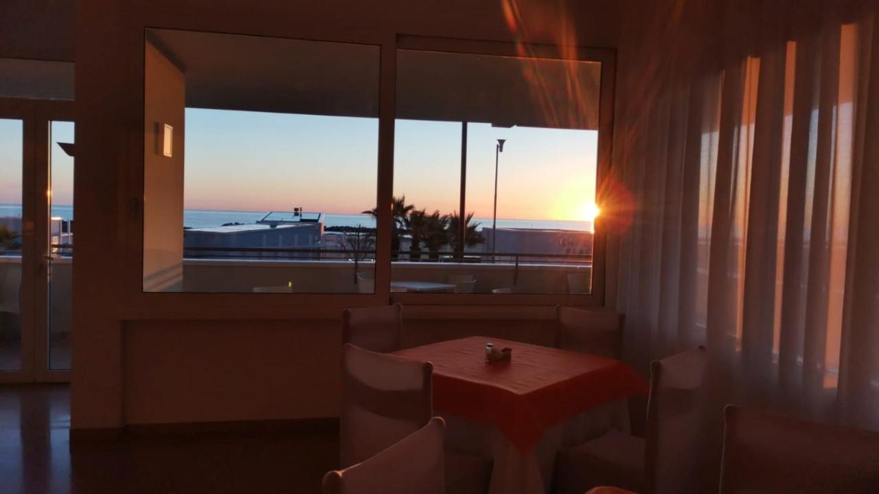 Hotel Croce Del Sud Римини Екстериор снимка