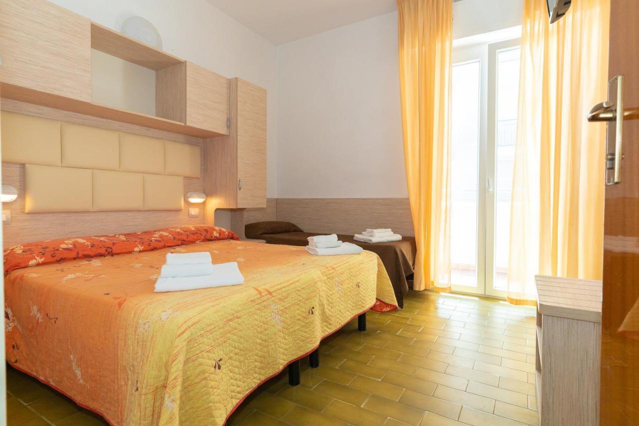 Hotel Croce Del Sud Римини Екстериор снимка