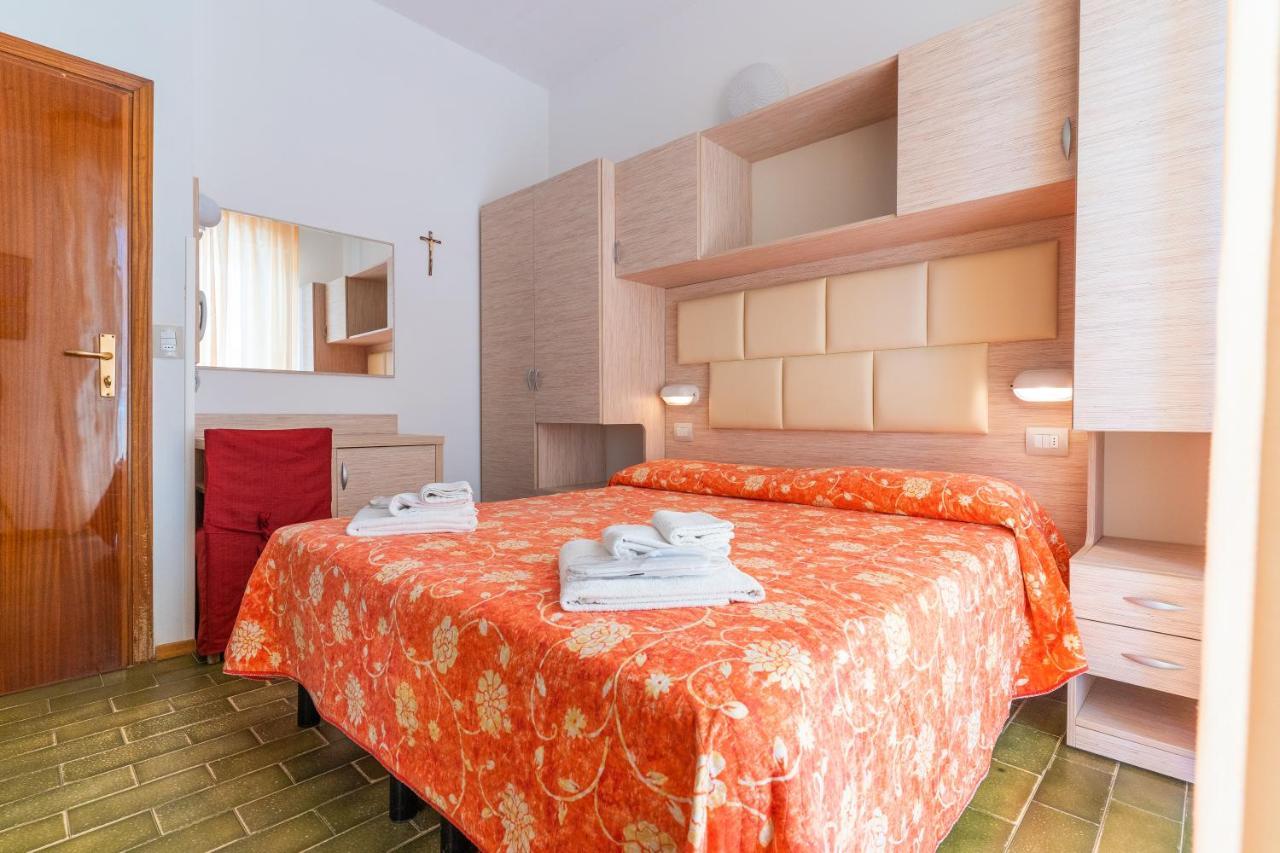 Hotel Croce Del Sud Римини Екстериор снимка
