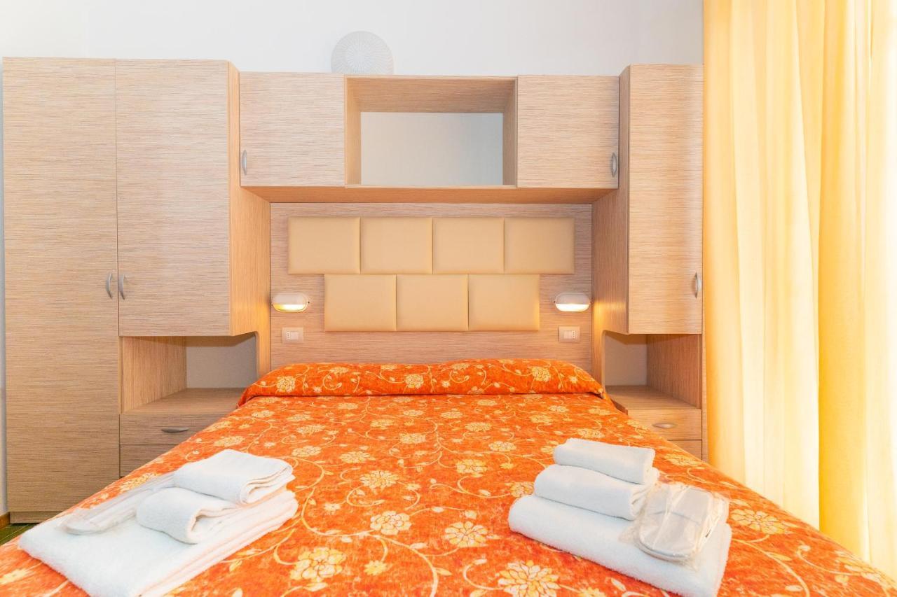 Hotel Croce Del Sud Римини Екстериор снимка