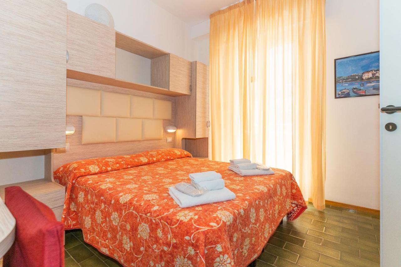 Hotel Croce Del Sud Римини Екстериор снимка